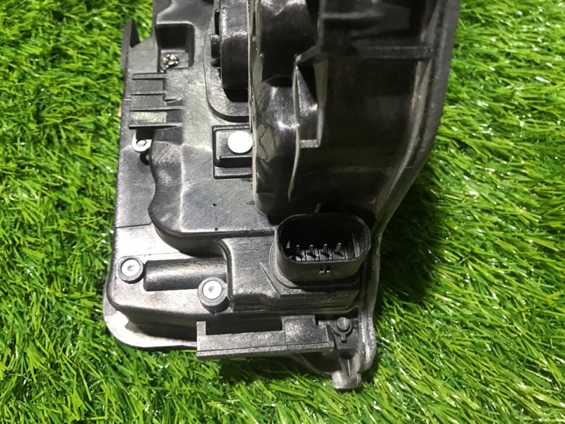 Замок двери передней левой