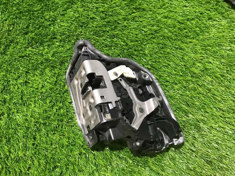 Замок двери передней левой