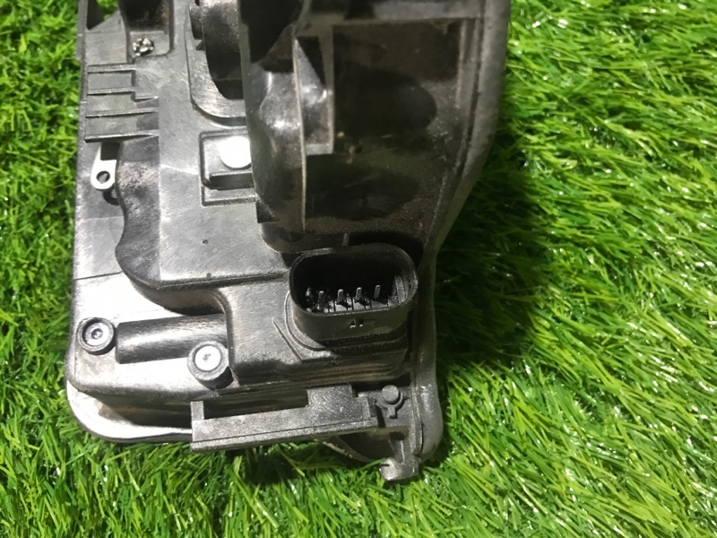 Замок двери передней левой