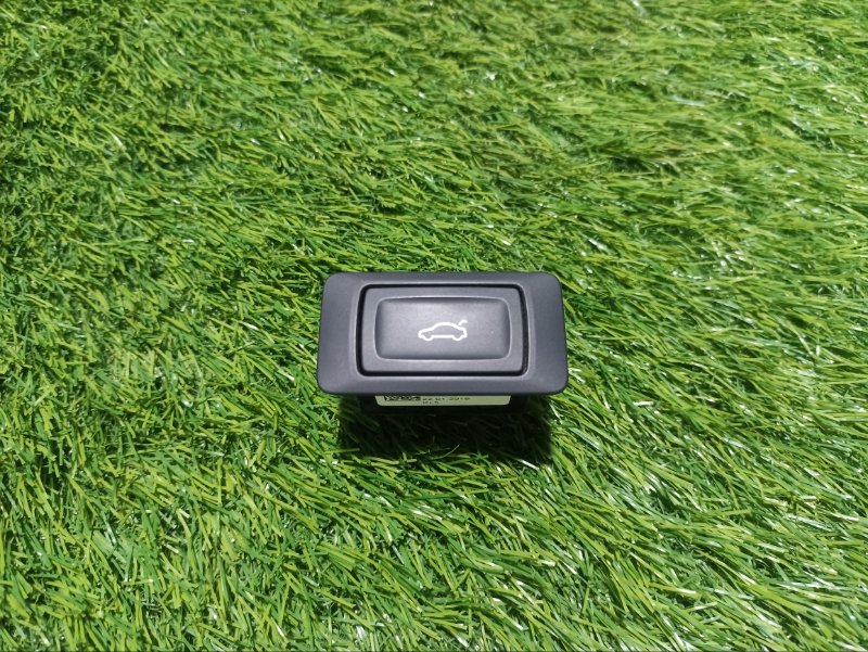 Кнопка открывания багажника