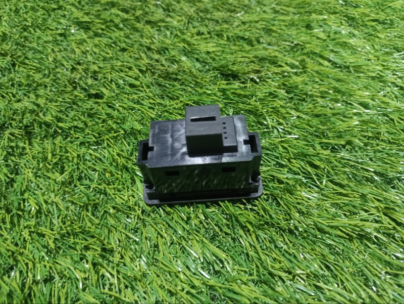 Кнопка открывания багажника