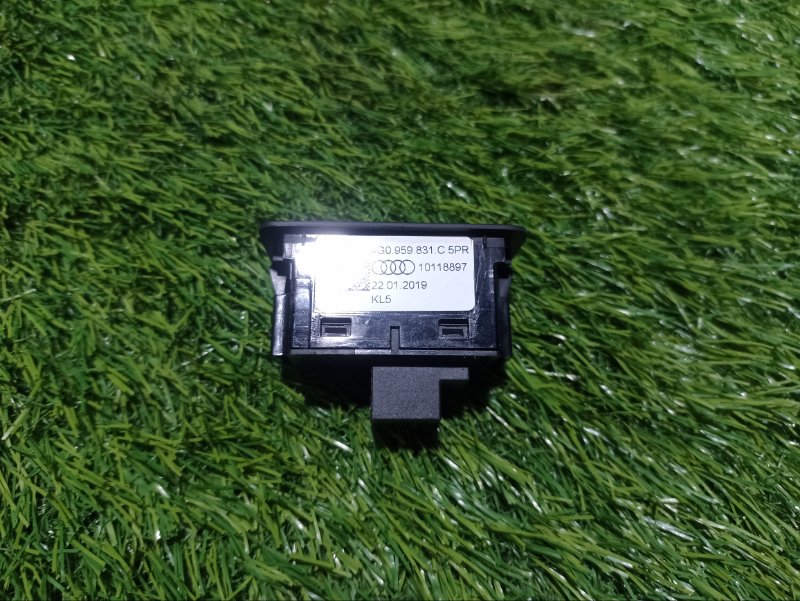 Кнопка открывания багажника