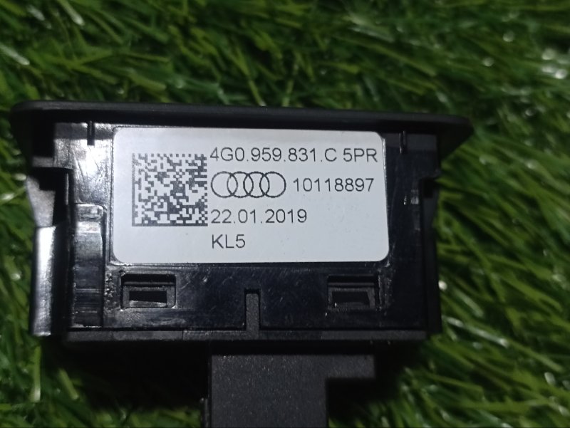 Кнопка открывания багажника