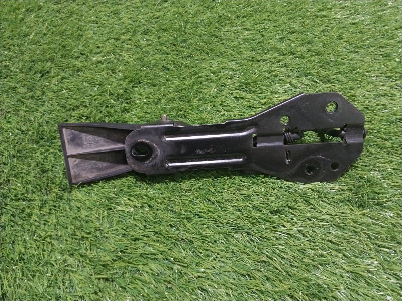 Крючок капота