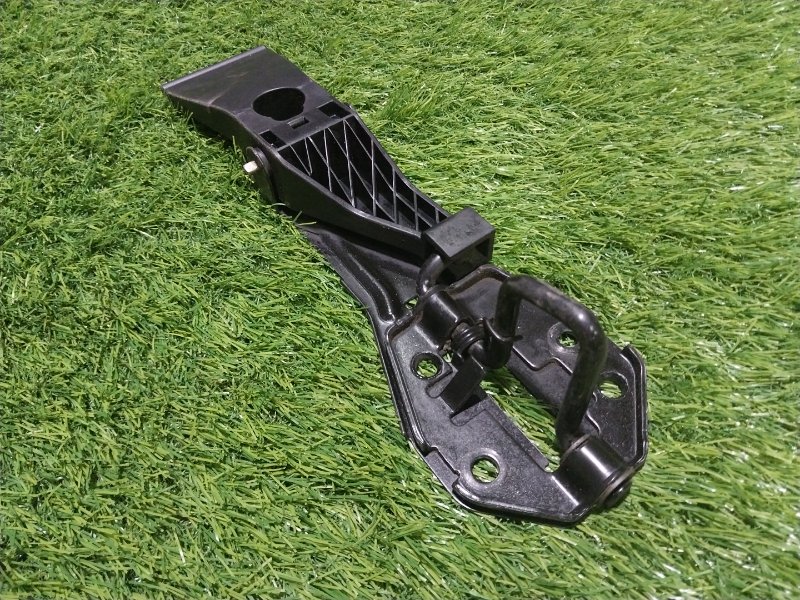 Крючок капота