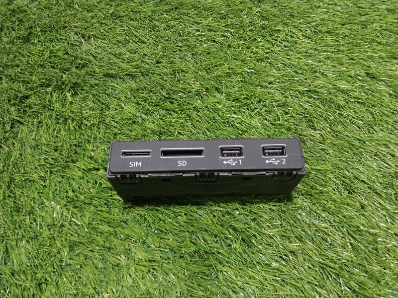Гнездо AUX / USB IN для A6 (C8, 4K) 2018>