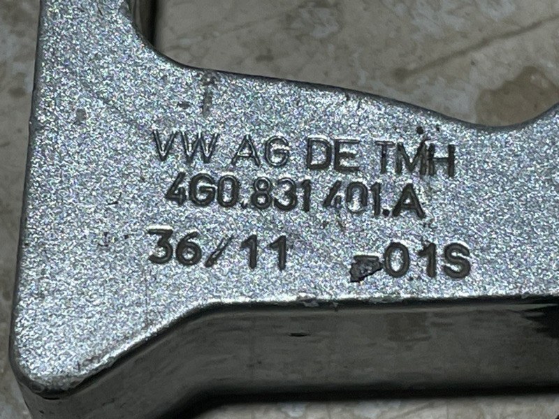 Петля двери