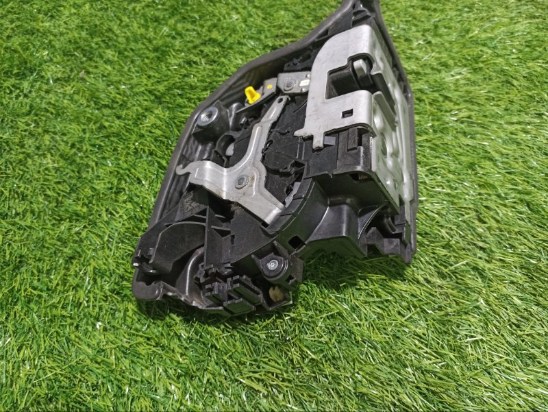 Замок двери передней правой