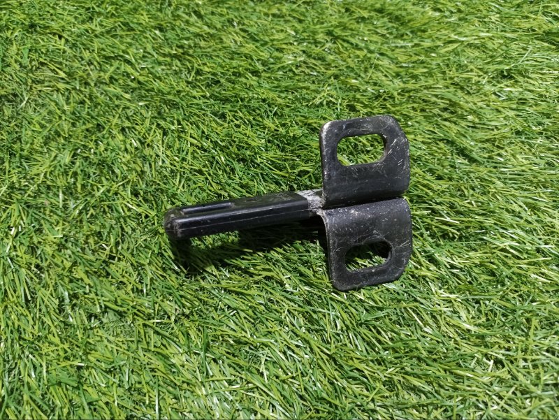 Ответная часть замка багажника