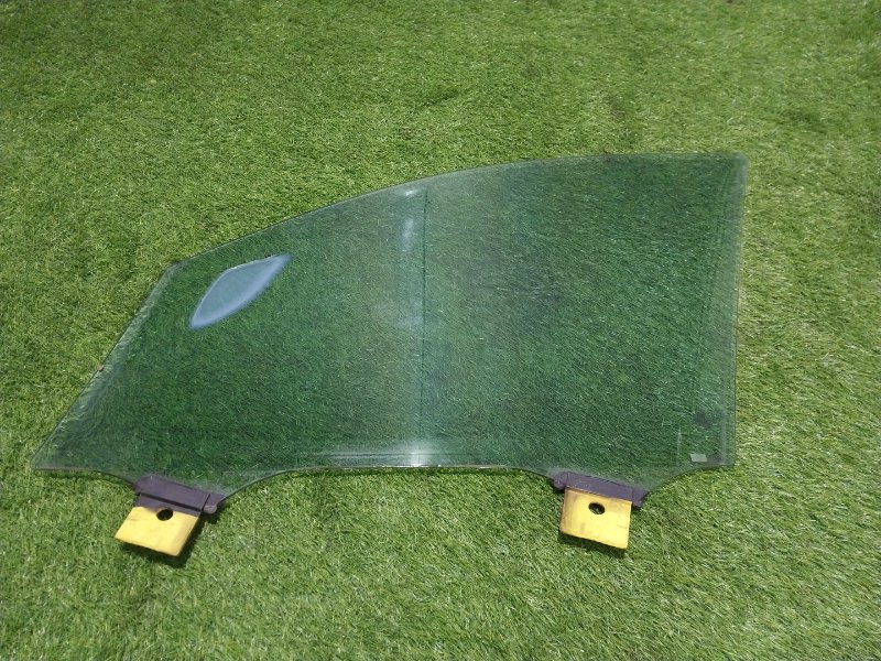 Стекло двери передней правой