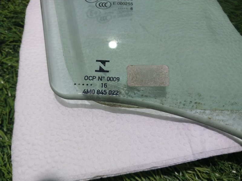 Стекло двери передней правой