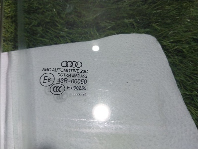 Стекло двери передней правой