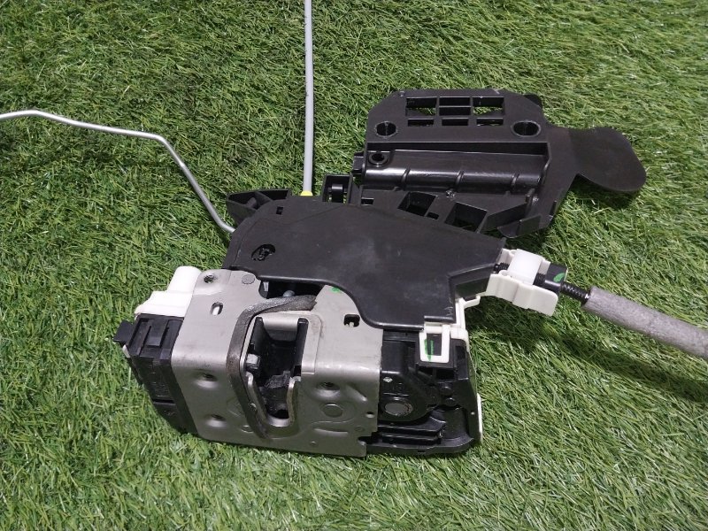 Замок двери передней левой