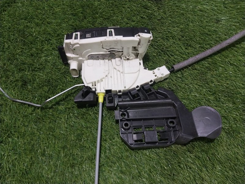 Замок двери передней левой