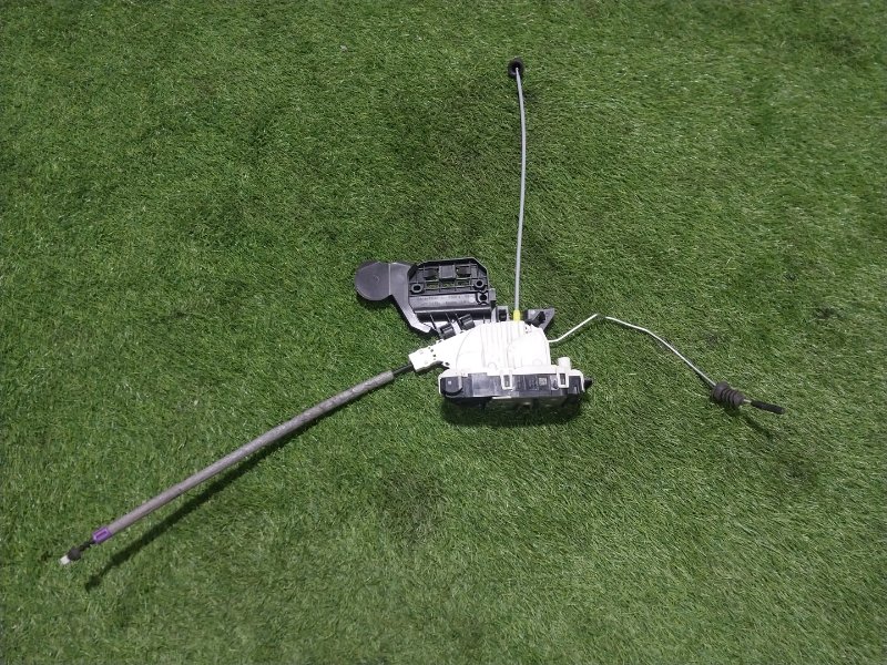 Замок двери передней левой