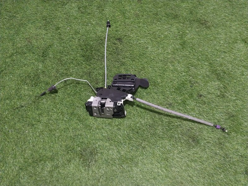 Замок двери передней левой