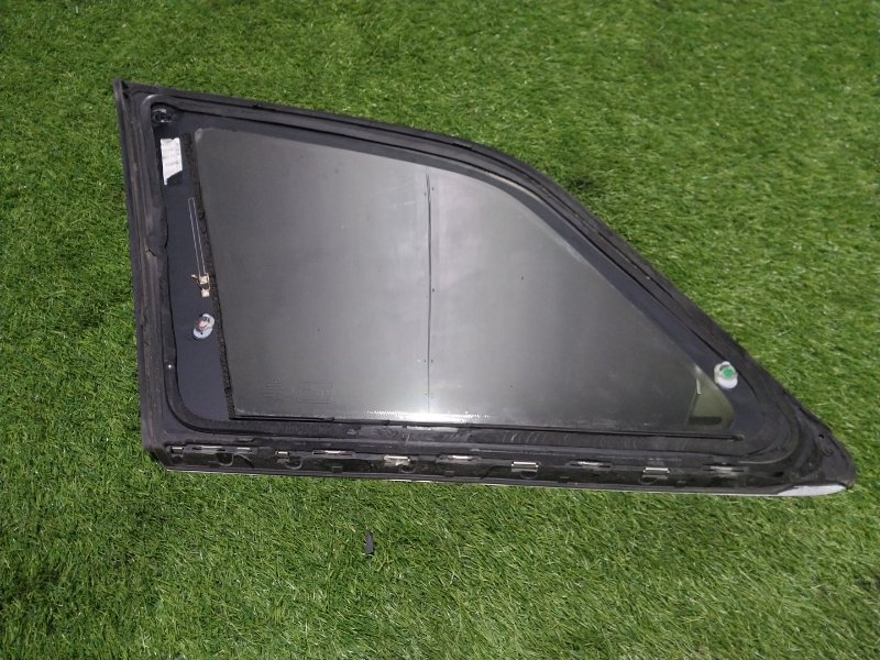 Стекло двери задней правой (форточка)
