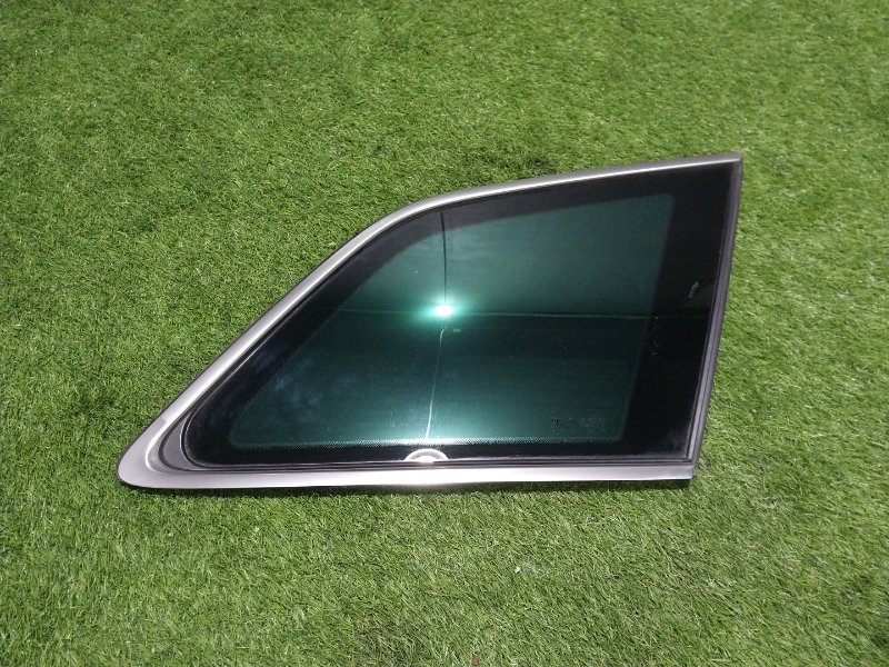 Стекло двери задней правой (форточка)