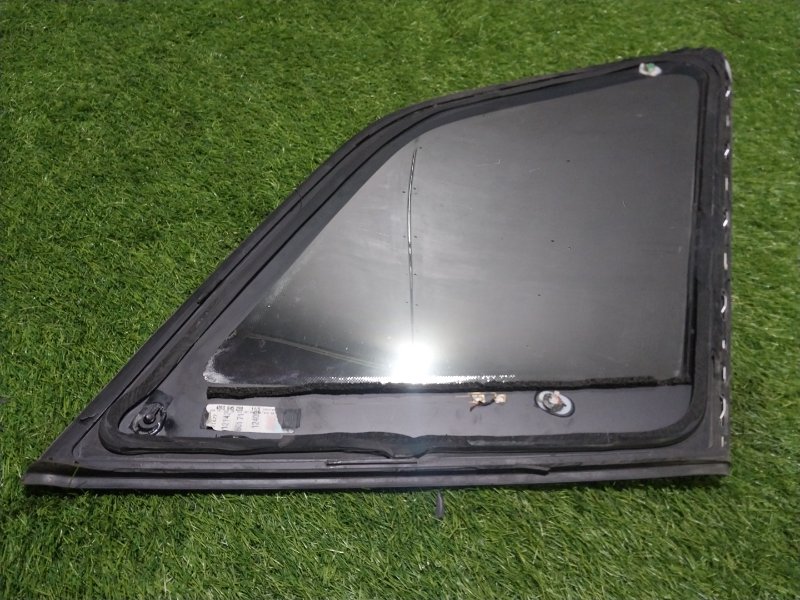 Стекло двери задней правой (форточка)
