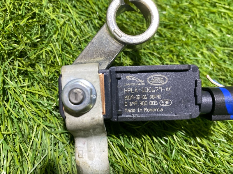 Клемма аккумулятора -