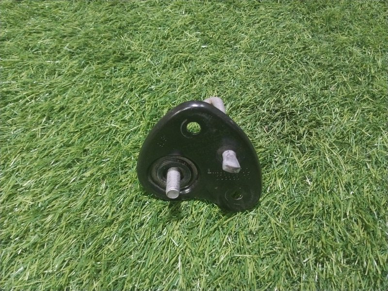 Крючок капота