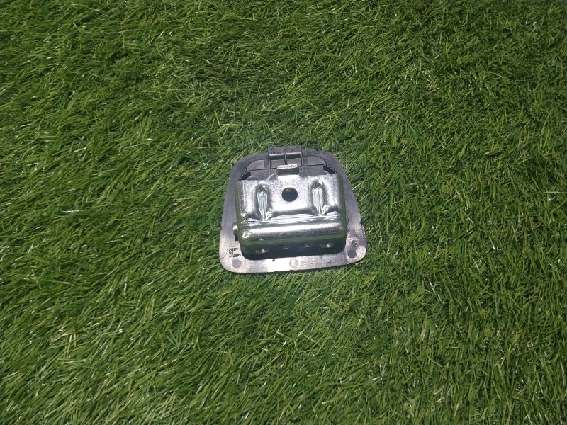 Петля двери багажника