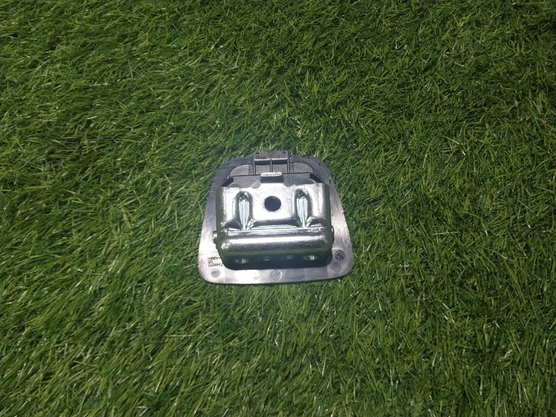 Петля двери багажника