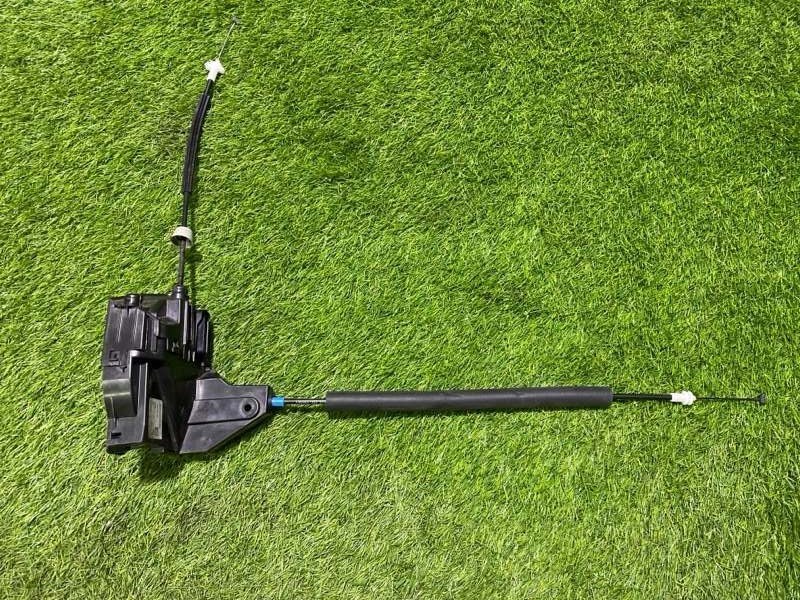 Замок двери передней правой