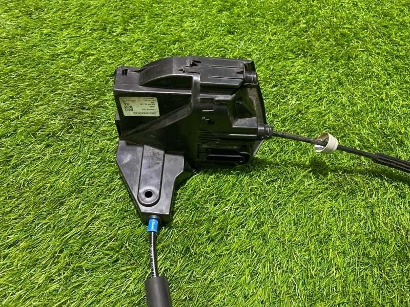 Замок двери передней правой