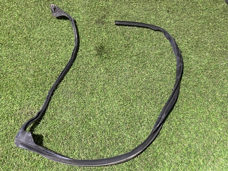 Уплотнитель задней левой двери