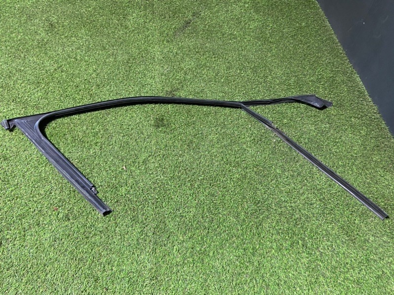 Уплотнитель передней левой двери