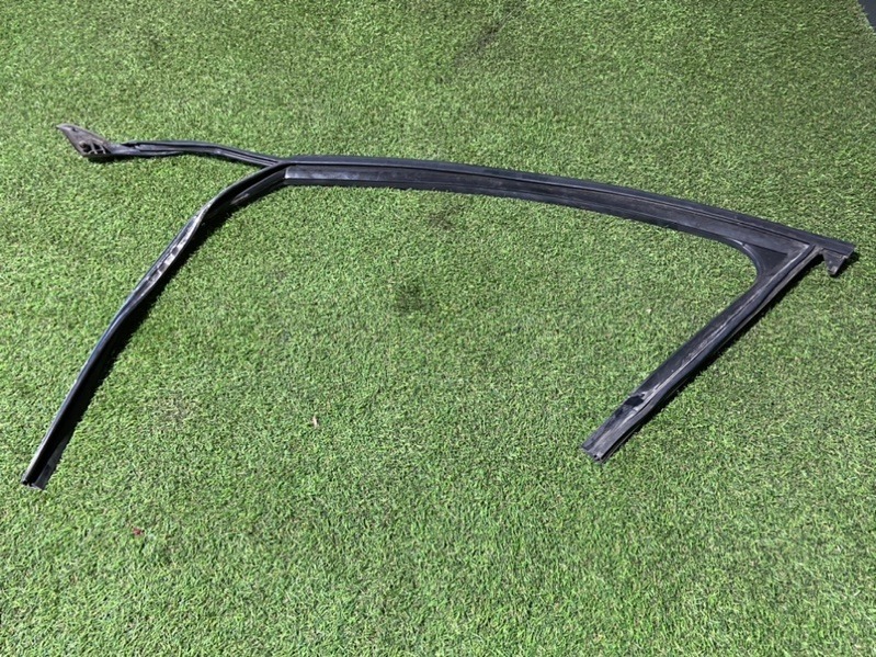 Уплотнитель передней левой двери