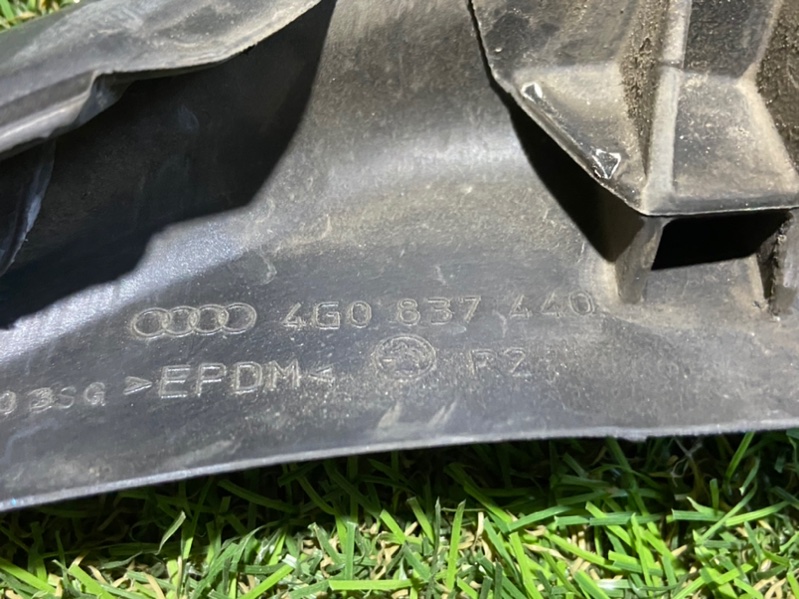 Уплотнитель передней правой двери