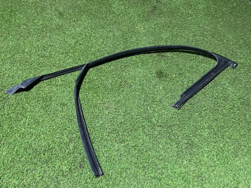 Уплотнитель передней правой двери