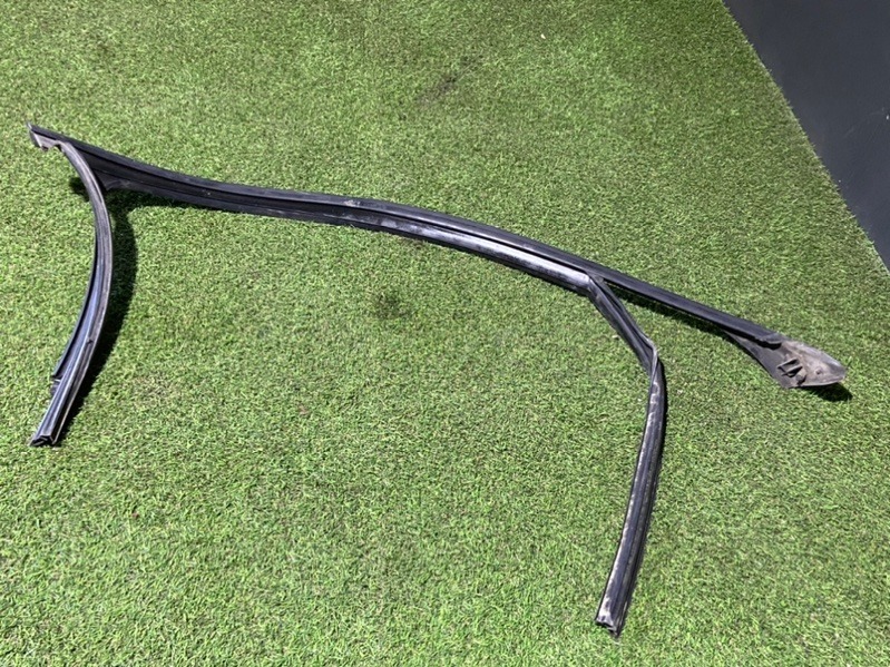 Уплотнитель передней правой двери