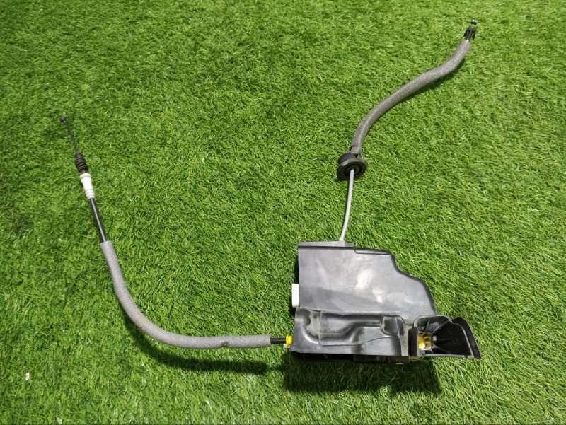 Замок двери передней левой