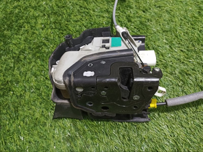 Замок двери передней левой