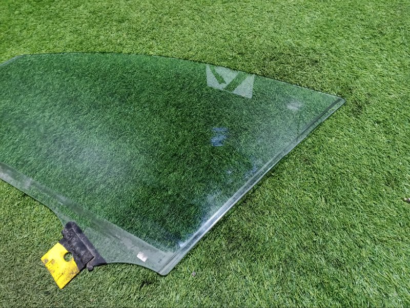 Стекло двери передней левой