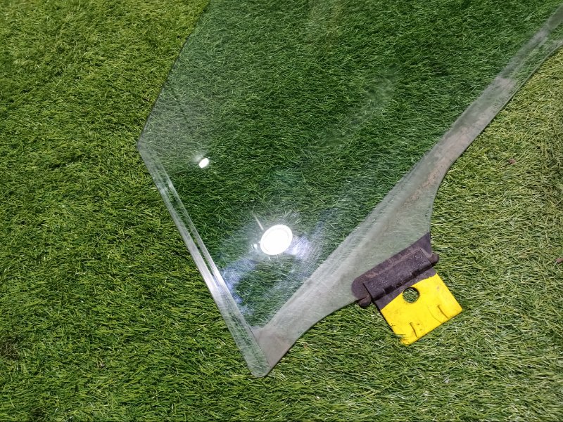 Стекло двери передней левой