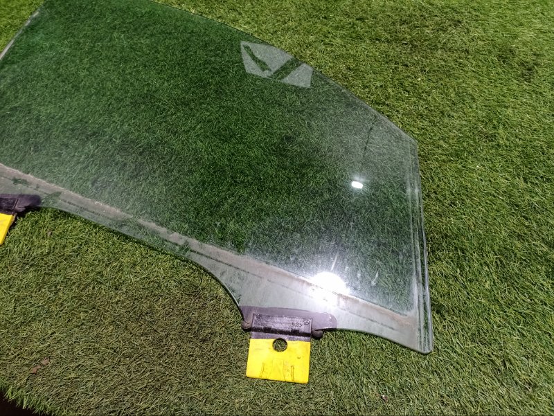 Стекло двери передней правой