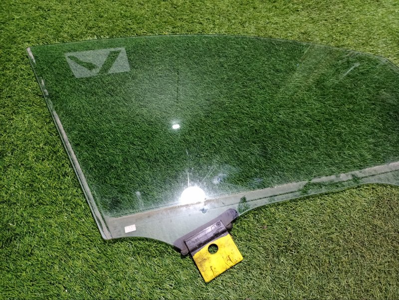 Стекло двери передней правой