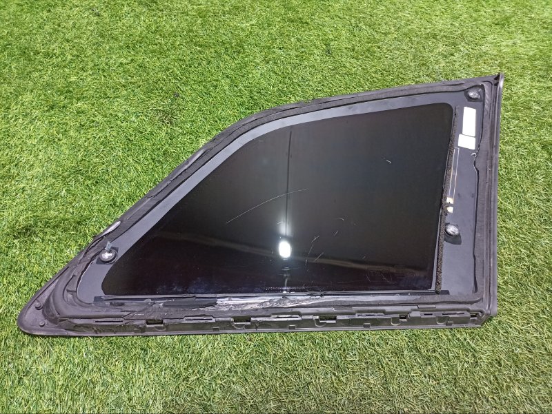 Стекло двери задней левой (форточка)