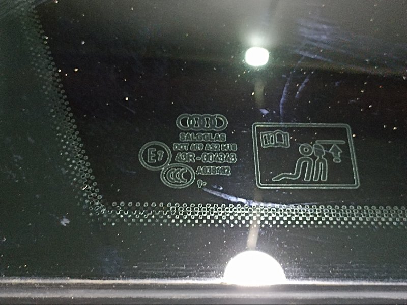 Стекло двери задней левой (форточка)