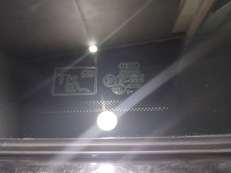 Стекло двери задней правой (форточка)