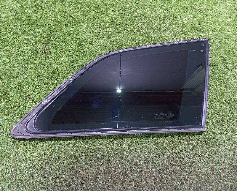 Стекло двери задней правой (форточка)