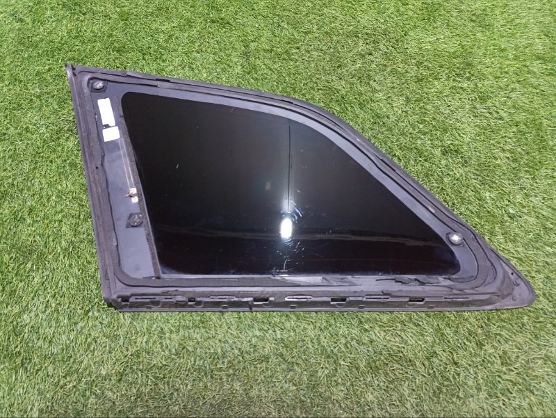 Стекло двери задней правой (форточка)