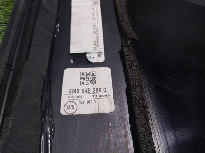 Стекло двери задней правой (форточка)