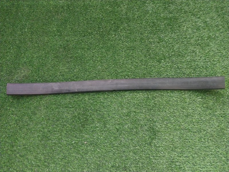 Уплотнитель капота