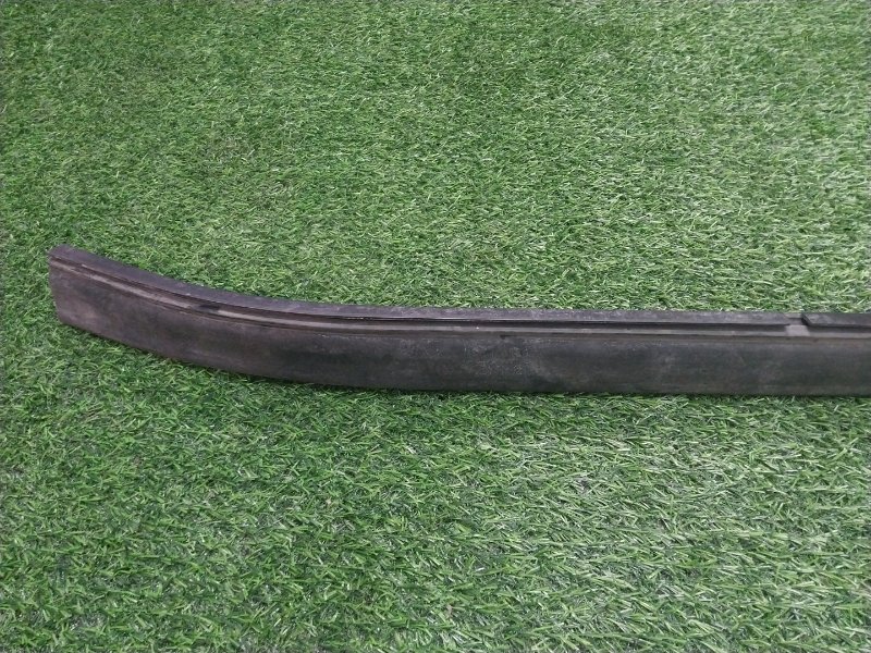 Уплотнитель капота