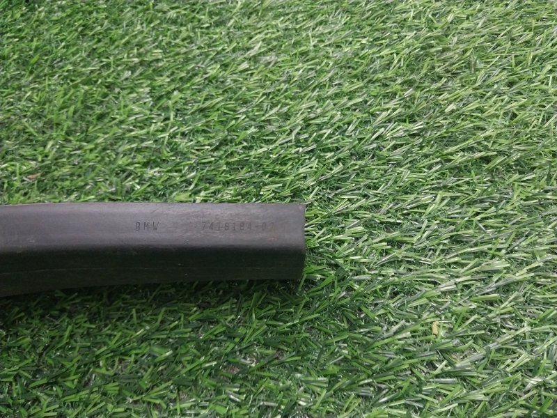 Уплотнитель капота